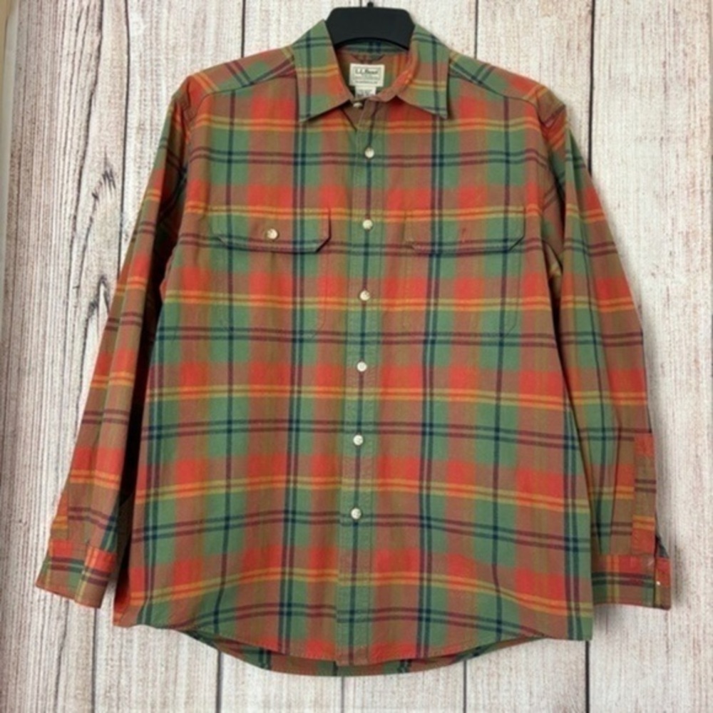 L.L Bean Mens Traditional Fit  Plaid Button Up shirt size Medium